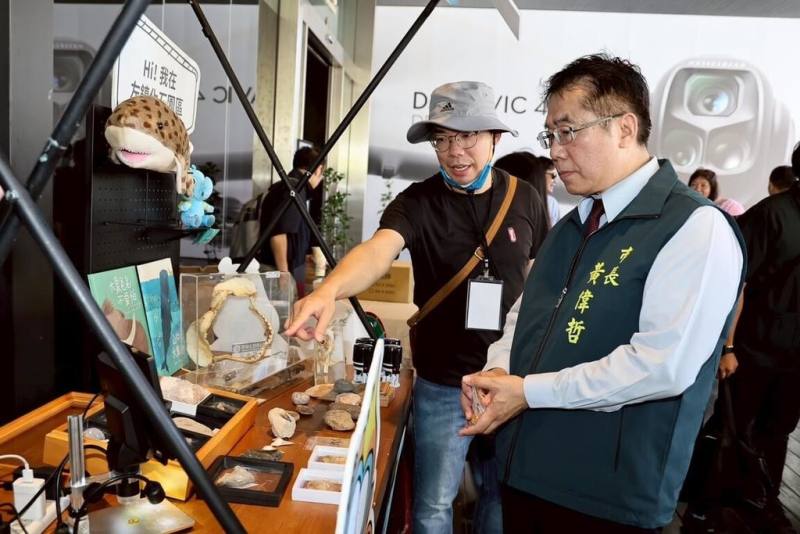 台南市長黃偉哲（前右）18日宣布2025台南博物館節開跑，主題為「YOUNG POWER－與博物館一起永續發展」。（台南市政府提供）