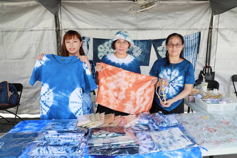 由國立台灣美術館等單位舉辦的八方藝術生活節17日登場，來自台中東勢的「細手物染工作室」，由越南新住民阮芳鴛（中）與在地客家團隊合作，以植物藍染技術創作手工藝品，體現文化共生精神