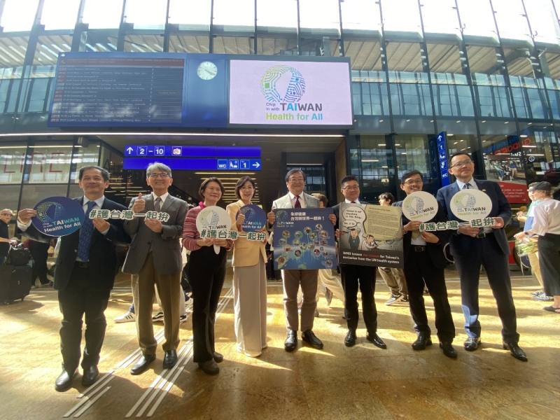 第78屆世界衛生大會(World Health Assembly, WHA)即將於5月19日瑞士日內瓦正式展開，我國世衛行動團以及立委視導團已於當地時間17日抵達，並在日內瓦中央車站與電子看板文宣合影留念