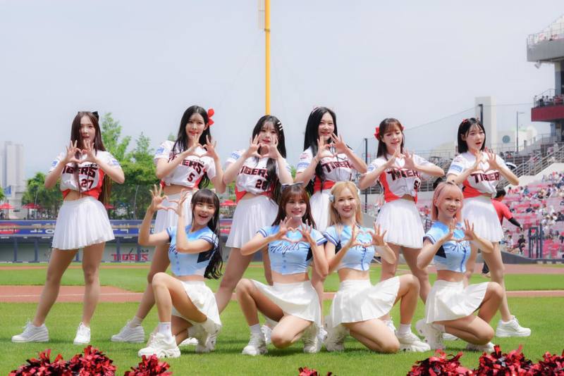 中職富邦悍將隊表示，近期啦啦隊女孩Fubon Angels有4人代表造訪韓職起亞虎隊的起亞冠軍球場（KIA Champions Field），17日午場賽事開場由KIA Tigers Cheerleader和Fubon Angels帶來合舞的開場舞演出。（富邦悍將提供）