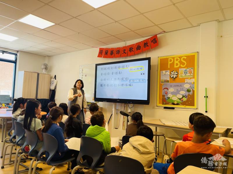 指導老師逐句講解華語歌曲的字詞涵義
