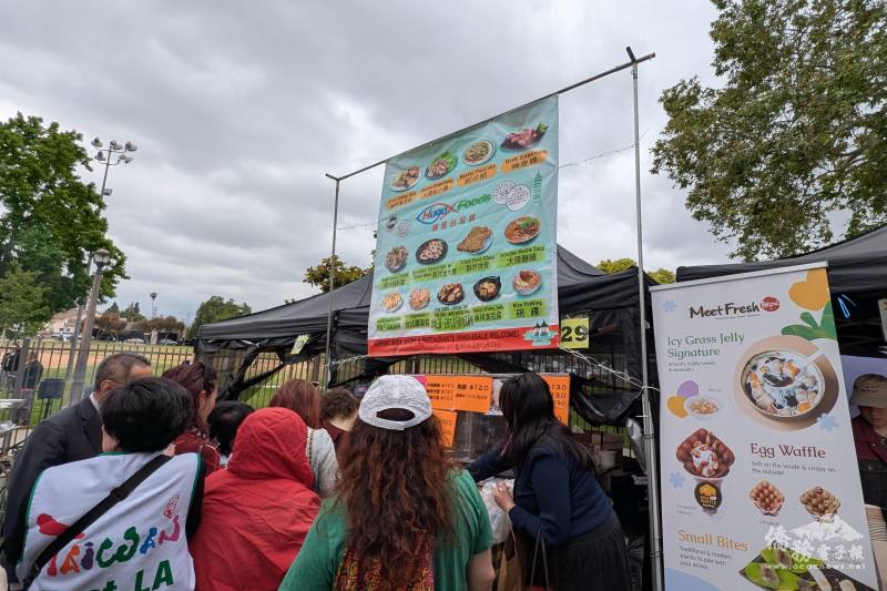 臺灣小吃攤位前大排長龍