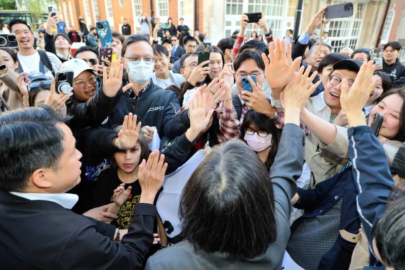 前總統蔡英文17日在倫敦政經學院演講，在校園引發一陣騷動，台灣粉絲們紛紛向她索取簽名、要求擊掌。（訪團提供）