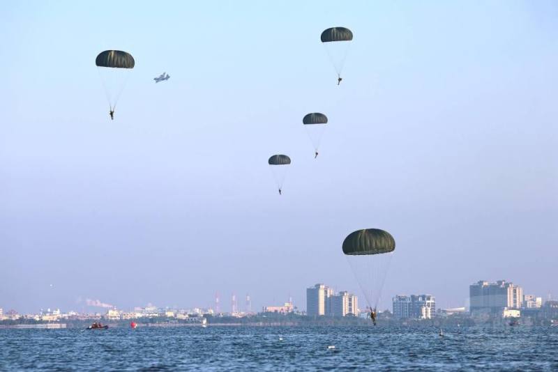 受訓學員自C-130運輸機一躍而下，進行水域跳傘訓練。（青年日報提供）