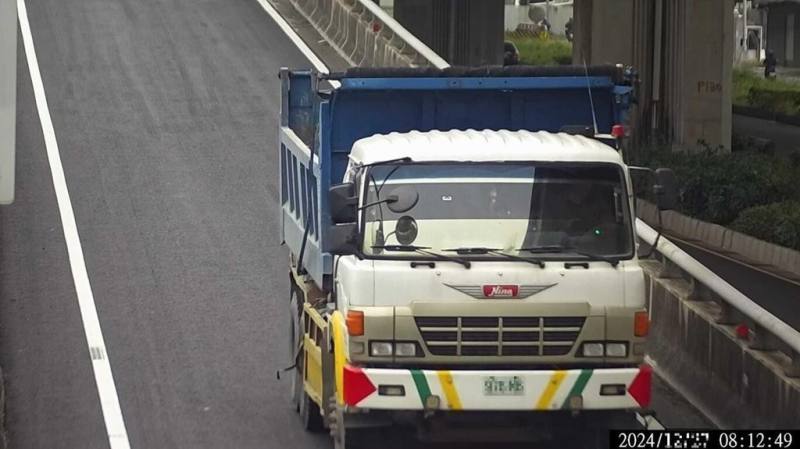 環境部與高雄市環保局在國道、省道等快速道路交流道口及棄置熱區設置「智慧圍籬監控設備」，自民國113年12月開始上線運作，截至114年4月底，透過智慧系統已告發46件違規案，累計裁罰金額達新台幣27萬6000元。（高雄市環保局提供）