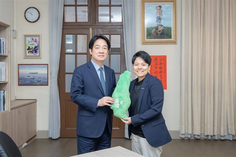 President Lai Ching-te (賴清德) speaks with Mindy Huang (黃以萱) in an interview published on her YouTube channel Mindi World News on May 17. Photo courtesy of the Presidential Office.