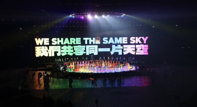 2025雙北世界壯年運動會開幕典禮17日在台北大巨蛋盛大登場，活動以We share the same sky為主題，結合文化與體育的跨界視野，邀請來自不同背景、跨越世代的運動員齊聚，展現壯年世代的風采與世壯運精神