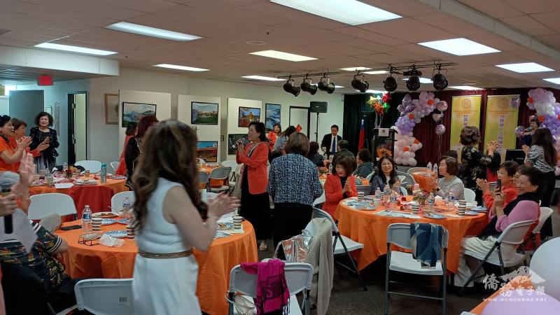 世華姊妹們偕母親及好友歡唱鼓舞慶祝母親節