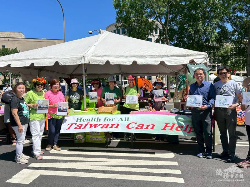 華府臺灣同鄉會攤位宣傳支持臺灣參加WHA