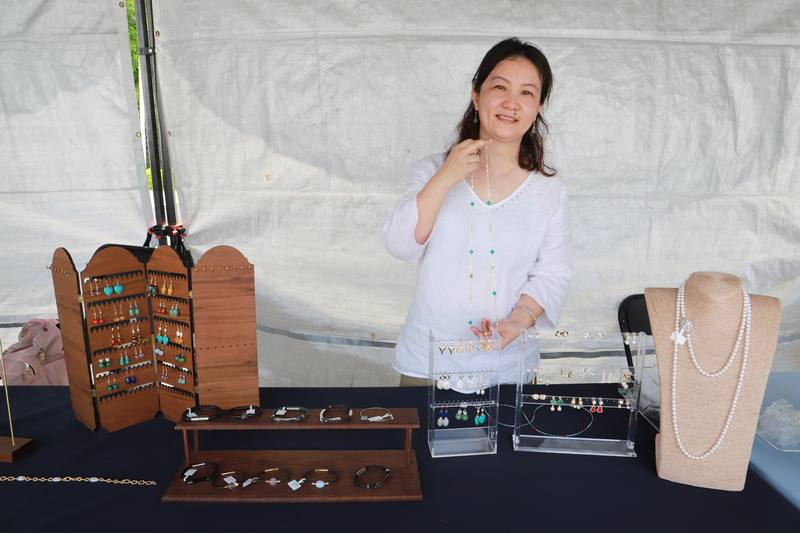 由國立台灣美術館等單位舉辦的八方藝術生活節17日登場，來自中國上海的新住民卞健文（圖），取得寶石鑑定資格後創立「玩易寶石」，與同鄉姊妹互相扶持