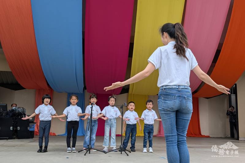 西區中文兒童合唱團表演中文歌曲