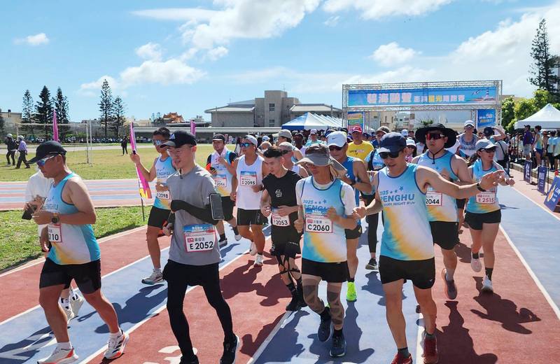 2025碧海鷗聲澎湖星光路跑賽分為21公里半程馬拉松、10公里健康與6公里健走等3組，18日於湖西國小鳴笛展開，國內外選手在酷熱的五月天下揮汗挑戰