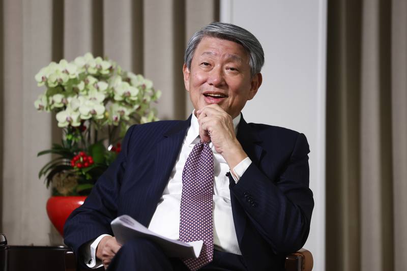 經濟部長郭智輝接受專訪表示，政府力挺中小微企業，透過金屬中心向中鋼統購原料方式，助業者減少5%購料價差，再加上導入AI技術與ESCO結能措施，目標讓最受影響的扣件、水五金等6大產業減少營運成本2成，力拚讓廠商有感