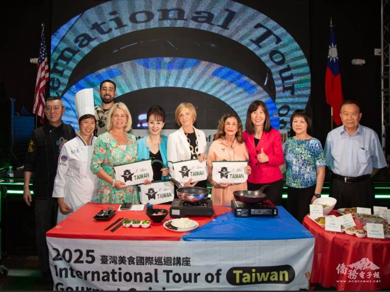 金山灣區文教中心主任莊雅淑、張曉琴與州眾議員Susie Lee、內華達州副州長Stavros Anthony、拉斯維加斯市長Shelley Berkley及Vegas警察局代表等主流政要合影