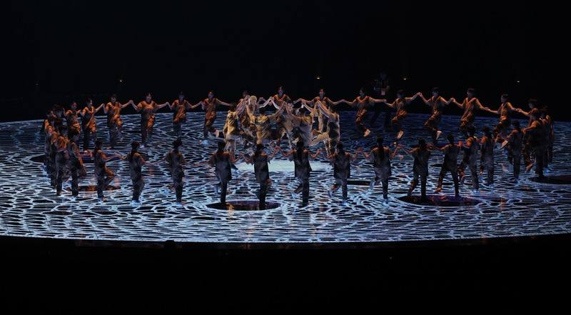 節目演出融合原住民族文化元素，搭配科技舞台光影投射，吸睛全場