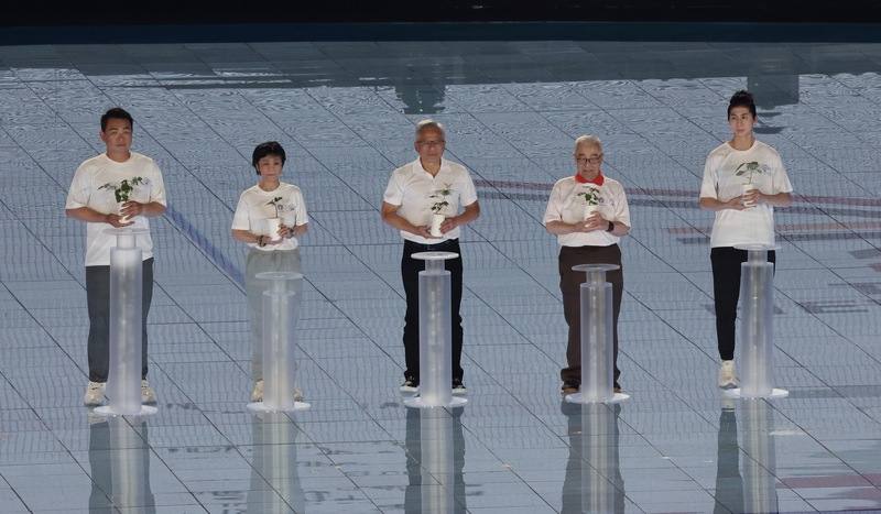 2025雙北世壯運17日晚間在台北大巨蛋盛大開幕，5名聖火代表彭政閔（左起）、張艾嘉、黃仁勳、林友茂、林郁婷依序登台，準備一同種下樹苗