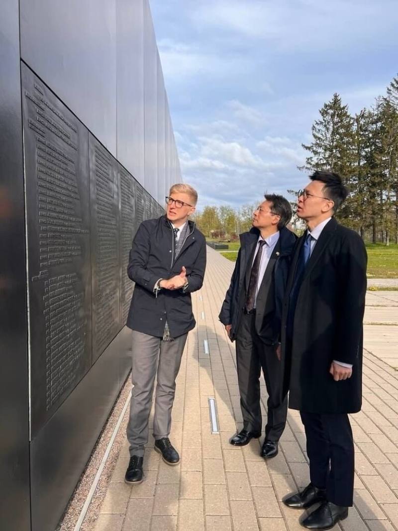 國安會副秘書長林飛帆（右1）15日參訪紀念愛沙尼亞人民百年來遭受的極權統治之苦的Maarjamäe Memorial戰爭紀念園區。（駐拉脫維亞代表處提供）