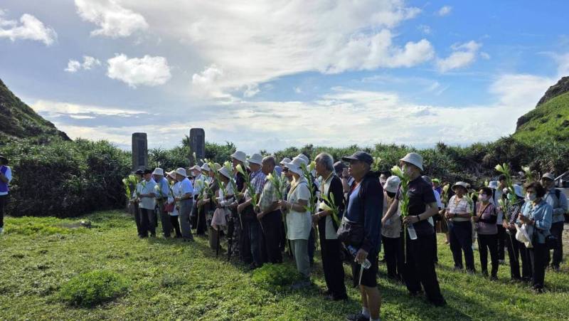 國家人權博物館舉辦「2025年政治受難者暨家屬重返記憶之島－綠島」活動，16日受難者與家屬參與活動並獻花。（客家電視台提供）