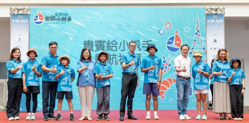 貴賓們為小帆手致上祝福合影（左1為教育部國教署蔡宜靜組長、左3為彭啟明部長、左5為管碧玲主任委員、右6為法國在台協會龍燁主任、右4為法國再生能源蔡倩傑專案開發總監、右2為法國國際電視5臺副總經理Karine Schroeder）