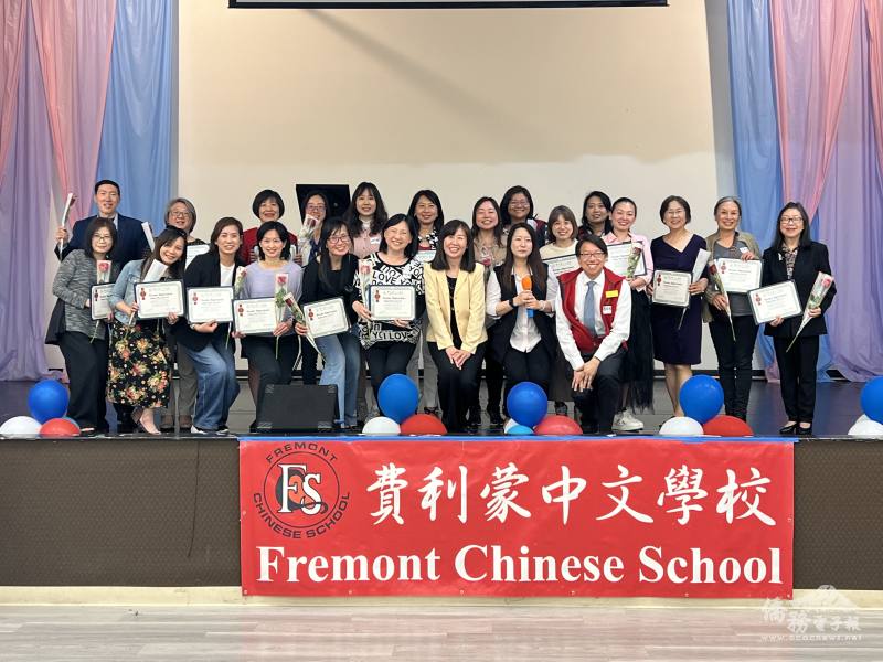 出席感恩餐會的老師與貴賓合影