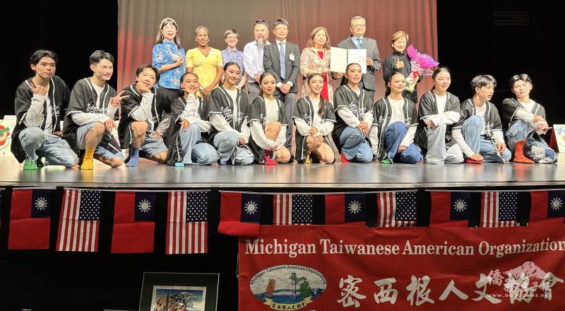 貴賓與魅力臺灣文化訪問團團員一同合影，類延峰並代表頒發僑務顧問聘書予楊逸鴻