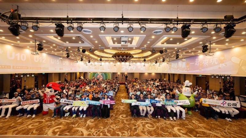 114年全國社區學生棒球大賽即將開打，今年增設U18層級、分6個組別比賽，共吸引299隊、超過6000名隊職員參賽，為賽事開辦以來參賽人數新高。圖為18日開賽記者會合影。（台灣世界少棒聯盟提供）