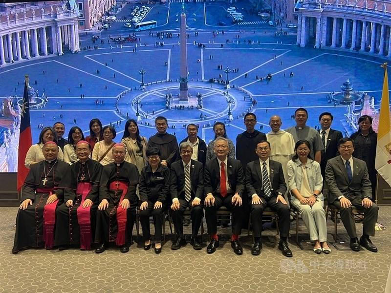 Former Vice President Chen Chien-jen (fifth left in front) and Deputy Foreign Minister François Wu (fourth right in front) attend a banquet with Taiwanese clergymen in the Holy See on Saturday night. CNA photo May 17, 2025