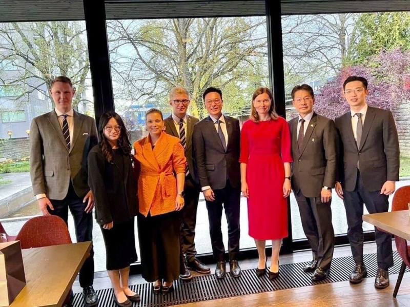 國安會副秘書長林飛帆（右4）日前出訪愛沙尼亞參加論壇，期間與愛沙尼亞國會友台小組主席裴克多（Kristo Enn Vaga）（左4）、議員卡柳萊德（Raimond Kaljulaid）（左1）、議員羅薇絲（Luisa Rõivas）（左3）、前衛生部長暨議員西庫特（Riina Sikkut）（右3）、駐拉脫維亞代表李憲章（右2）會晤及餐敘。（駐拉脫維亞代表處提供）