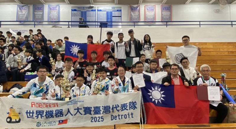台灣學子在美國密西根州舉行的世界機器人大賽，在眾多競爭者中獲多個獎項。（駐芝加哥辦事處提供）