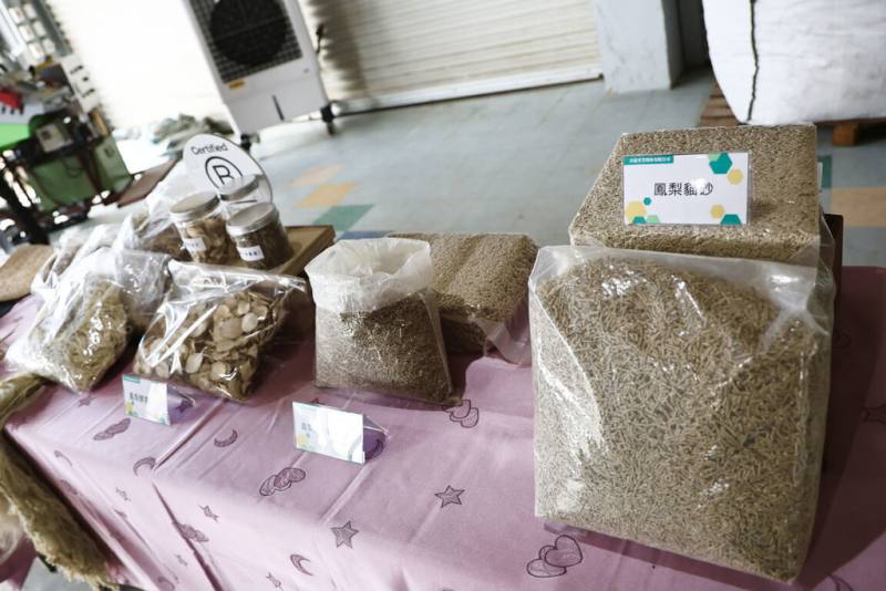 台南市關廟區公所與民間業者合作推動鳳梨種植過程農業廢棄物回收，處理後製成衣物纖維、飼料添加劑、貓砂等產品。（台南市政府提供）