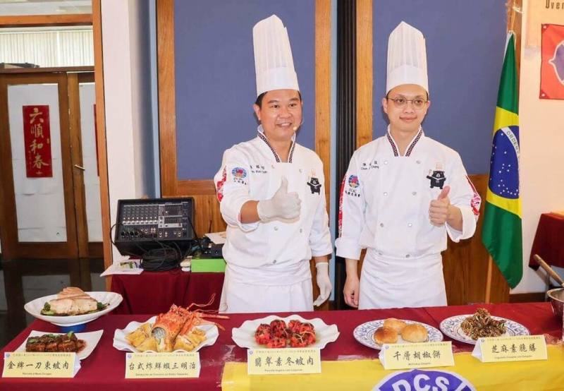 僑務委員會「台灣美食國際巡迴講座」17日至18日在巴西聖保羅僑教中心舉行，由穎嘉餐飲顧問有限公司執行長溫國智（左）擔任美洲一線主廚，穎嘉研發主廚陳瑞昌（右）擔任主廚助理。（駐聖保羅辦事處提供）