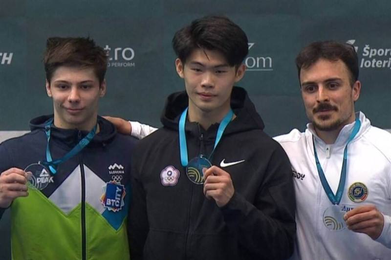 Chiou Min-han displays his gold medal in the men's floor exercise in his first World Challenge Cup final on Saturday. Photo courtesy of the Chinese Taipei Gymnastics Association coaching team
