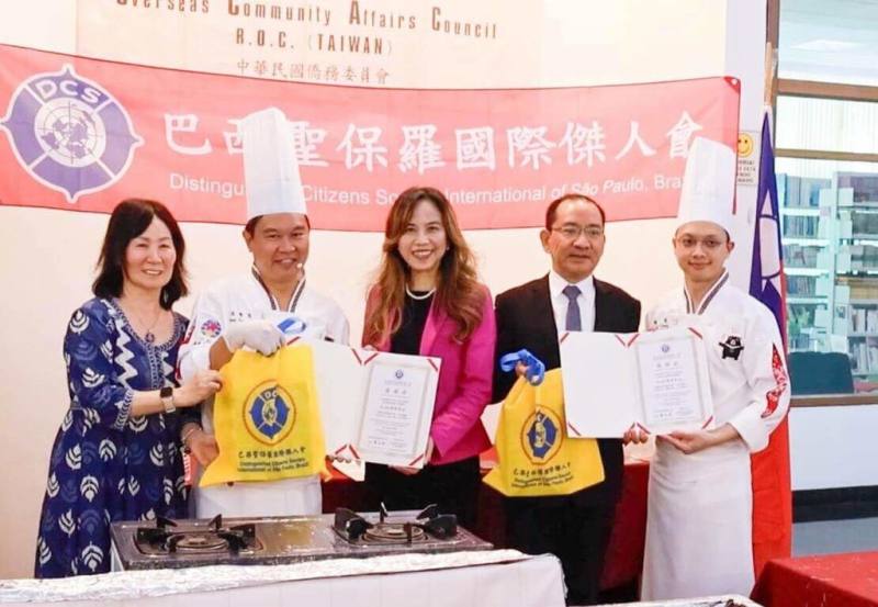 僑務委員會「台灣美食國際巡迴講座」17日至18日在巴西聖保羅僑教中心舉行，駐聖保羅辦事處處長朱怡靜（中）期待這趟美食之旅加深台灣與巴西人民彼此的文化連結。（駐聖保羅辦事處提供）