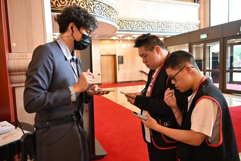 中華民國唐氏症基金會與國家兩廳院合作，18日由唐寶寶擔任台灣國際藝術節壓軸作品「嗨姆雷特」輕鬆自在場的前台服務，協助驗票、發放節目冊、引導入場等工作。（中華民國唐氏症基金會提供）