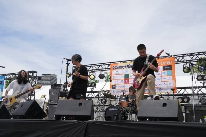 屏東縣政府主辦音樂活動「台灣祭」，奪得冠軍的樂團The Salitus 18日登上日本神戶最大戶外音樂祭Coming Kobe演出，全場觀眾歡呼回應。（屏東縣政府提供）