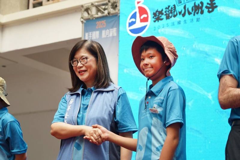 管碧玲主任委員為小帆手祝福