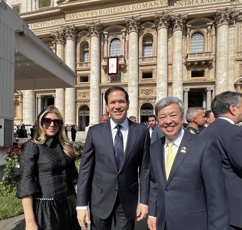 Marco Rubio (center) poses for a photo with Chen Chien-jen (right). Photo courtesy of the Ministry of Foreign Affairs