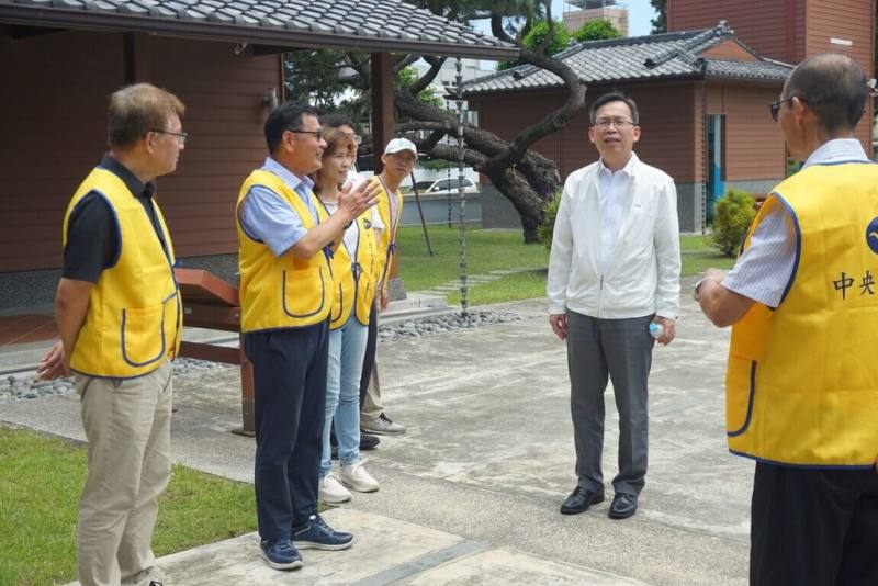 交通部次長林國顯（右2）19日到中央氣象署台東氣象站視察，了解當地氣象觀測與防災作業。（氣象署提供）