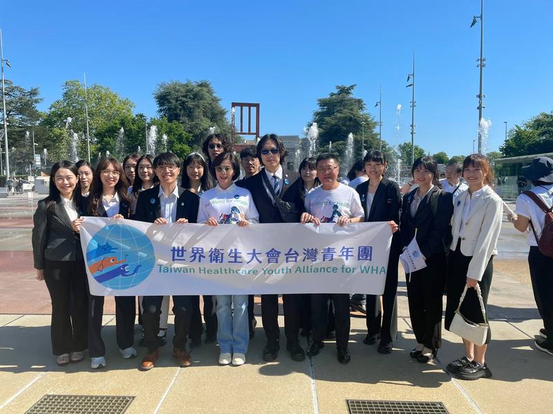 台灣醫學生聯合會自2017年台灣未能以觀察員身分參與世衛大會後便組成「世衛台灣青年團」，連續多年都來日內瓦舉行挺台活動。前排右4為衛福部政務次長呂建德
