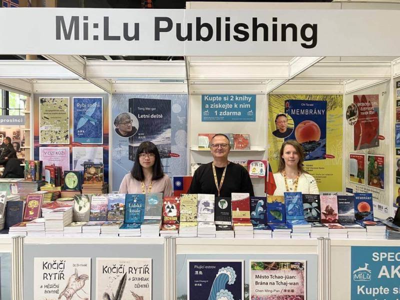 為期4天的布拉格國際書展18日落幕，麋鹿出版社自開展以來懸掛的中華民國國旗，在這4天當中並未因中國施壓書展而被撤下。圖為捷克麋鹿出版社創辦人湯瑪士．瑞杰可（中）與麋鹿多媒體總編輯江子瑄（左）。（麋鹿出版社提供）