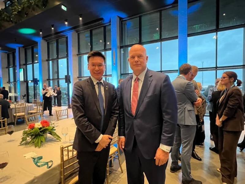 國安會副秘書長林飛帆（左）出席波羅的海地區重要國防與安全論壇，期間與美國駐北約大使惠塔克（Matthew Whitaker）（右）會晤合影。（駐拉脫維亞代表處提供）