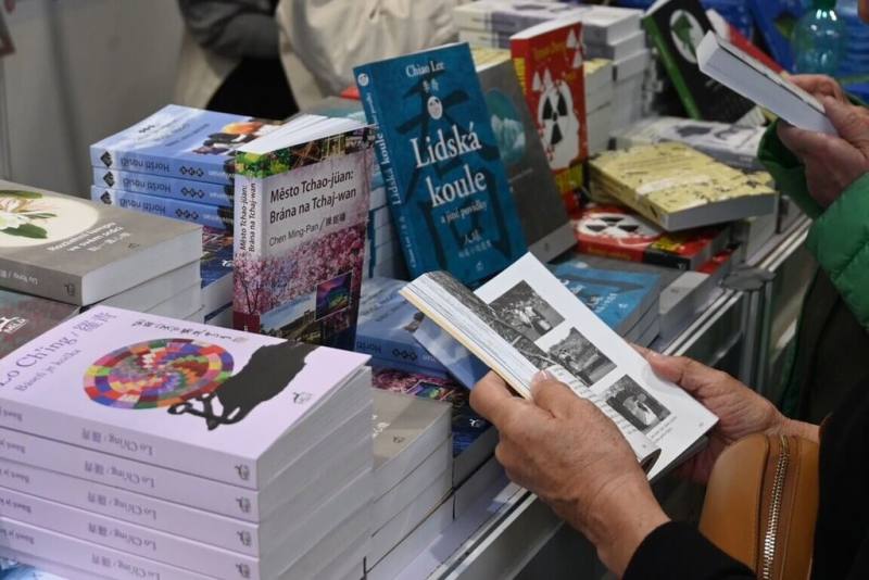 布拉格國際書展15日至18日舉行，期間有許多捷克、台灣讀者造訪麋鹿出版社。（麋鹿出版社提供）