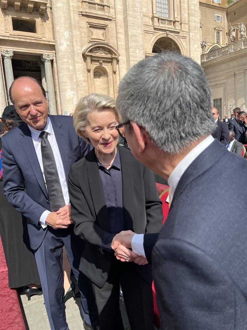 Chen Chien-jen shakes hands with Ursula von der Leyen (center). Photo courtesy of the Ministry of Foreign Affairs