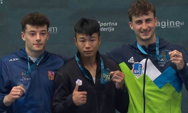 台灣體操好手曾為聖（中）18日在斯洛維尼亞舉行的體操世界盃挑戰賽，於跳馬決賽以2跳平均13.883分，技壓群雄摘下金牌。（教練林育信提供）