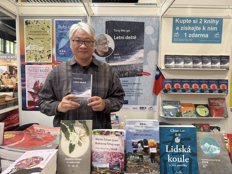 童偉格的長篇小說「西北雨」被譯成捷文並出版。本書以台灣東北角金瓜石一帶為背景，以父親與家族為題材，書寫個人記憶與成長的經驗，用抒情筆法呈現幽暗與哀傷