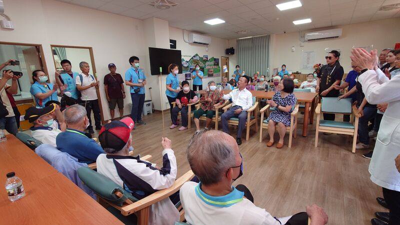 竹崎多功能服務中心暨鹿滿日間照顧中心19日啟用，嘉義縣長翁章梁（中，白襯衫者）與日照中心長輩一起玩遊戲