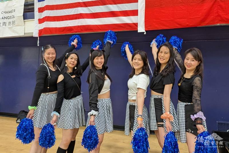 洛衫磯臺美商會組成的「福爾摩沙小分隊」啦啦隊表演，炒熱中場休息氣氛