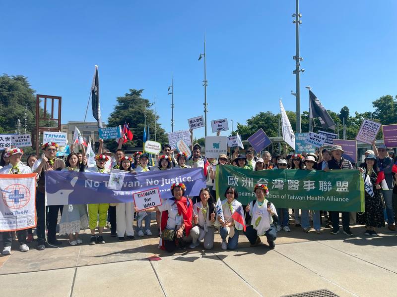 國際友人和台僑、台灣青年團體18日上午齊聚日內瓦，表達力挺台灣參與世界衛生大會的訴求。在世衛例行健走活動因美國金援刪減而取消的此刻，台灣的持續發聲特別響亮