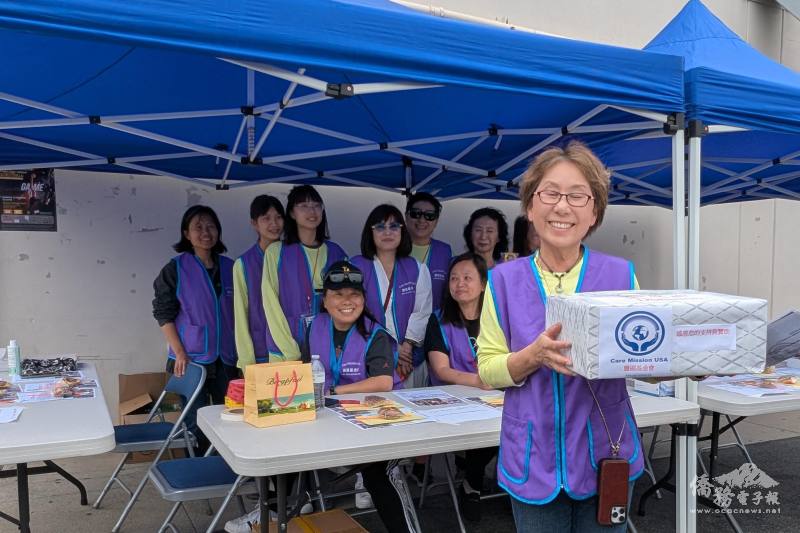 饅頭基金會代表藍祖琳（右1）感謝各界支持幫助弱勢團體