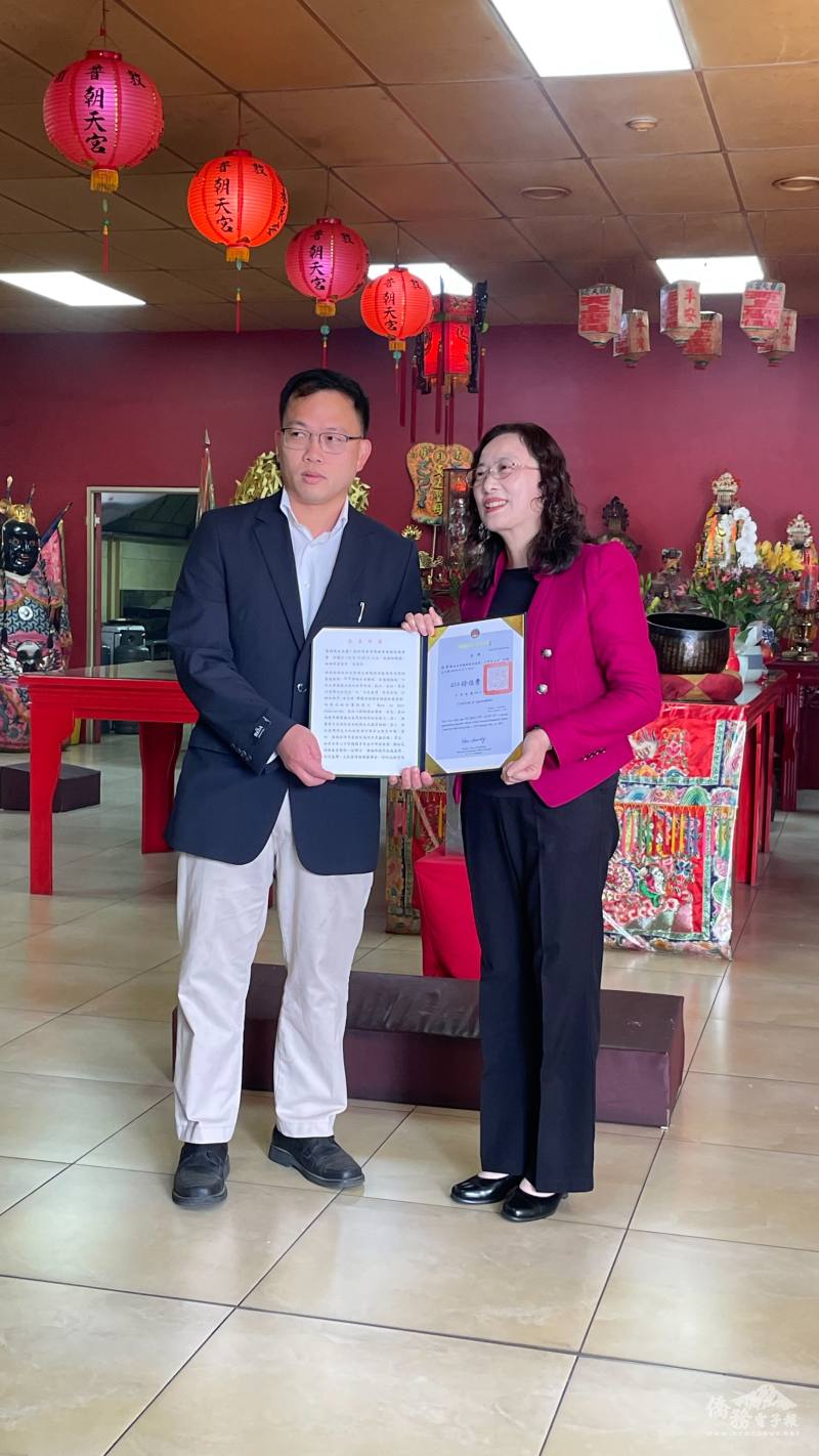 陳瑩莉代表徐佳青頒贈僑務促進委員聘書給蘇昱翔